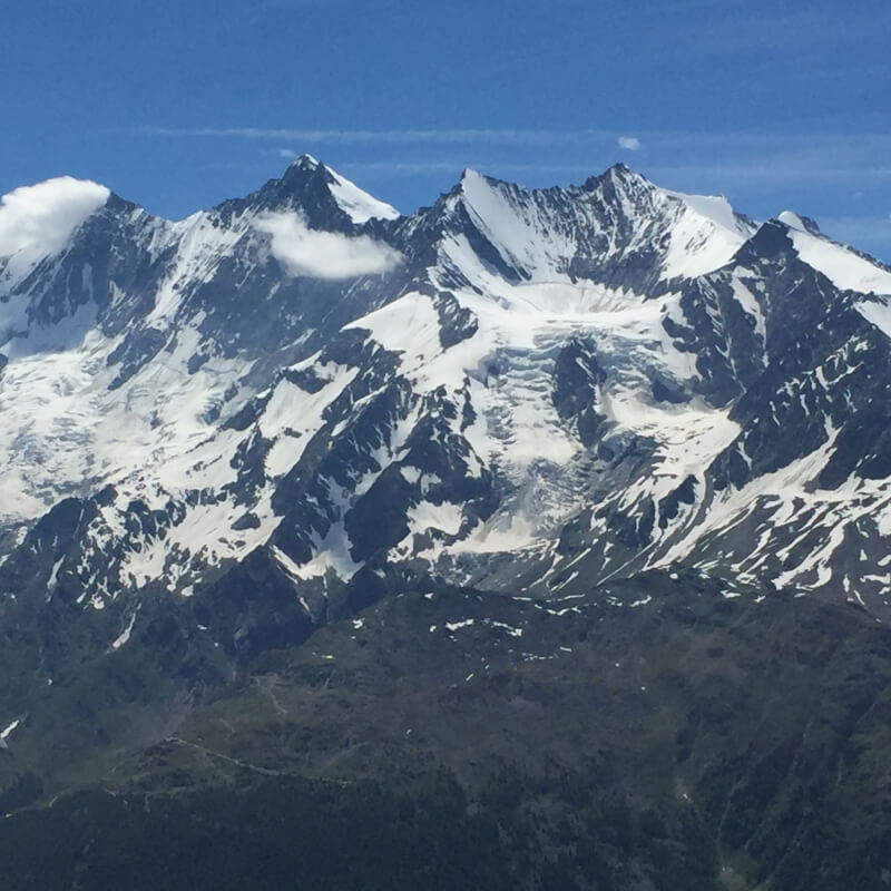 Blick auf Mischabelgruppe vom Jegihorn mit Rainer von simply.hiking