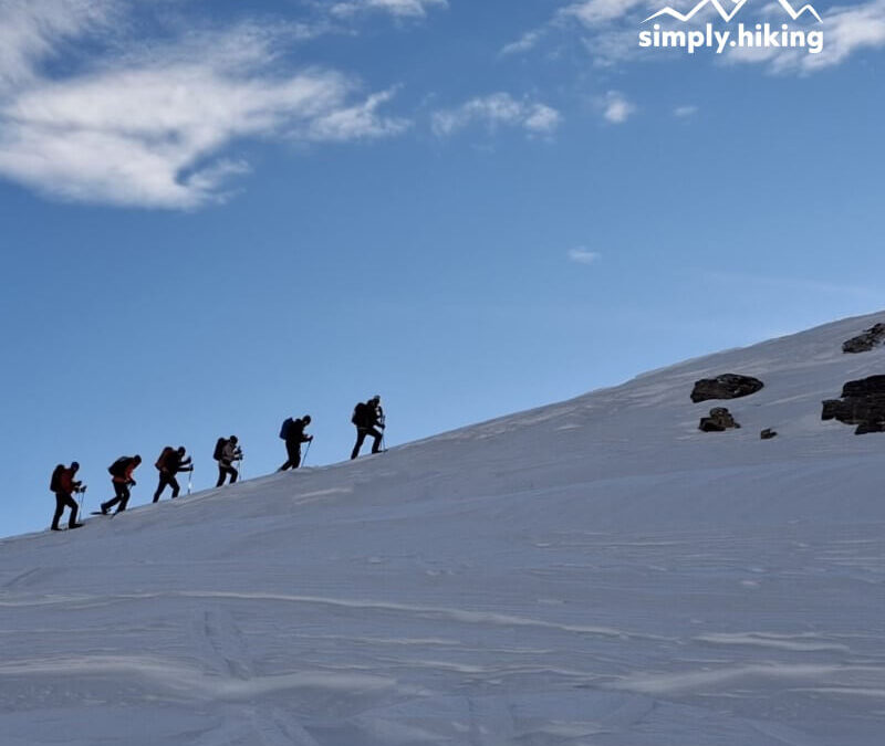 Oster-Schneeschuhtage Lämmerenhütte SAC im alpinen Ambiente praktische Lawinenkunde mit Reini von simply.hiking