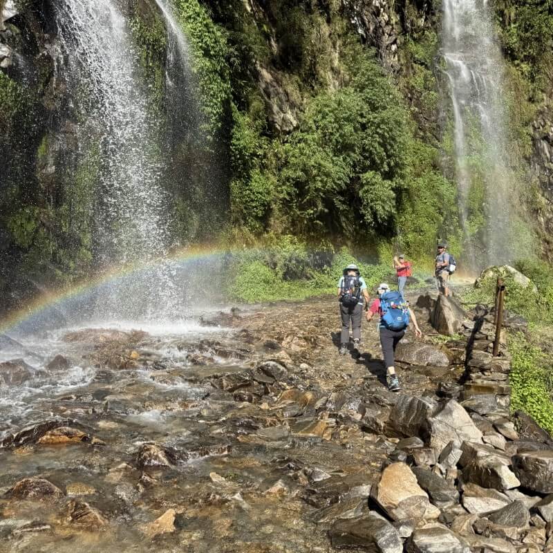 Unterwegs auf Etappe 1 bei Jagat während des Manaslu Trekking Nepal 2025