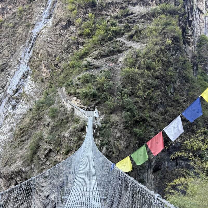 Unterwegs auf Etappe 4 bei Serang Gompa während des Manaslu Trekking Nepal 2025