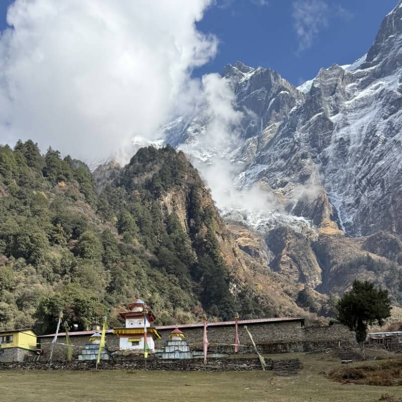 Serang Gompa vor der Bergwelt des Manaslu-Gebiets