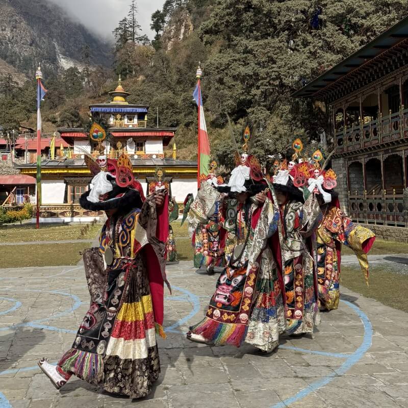 Farbenprächtige Maskentänzer im Klosterhof der Serang Gompa