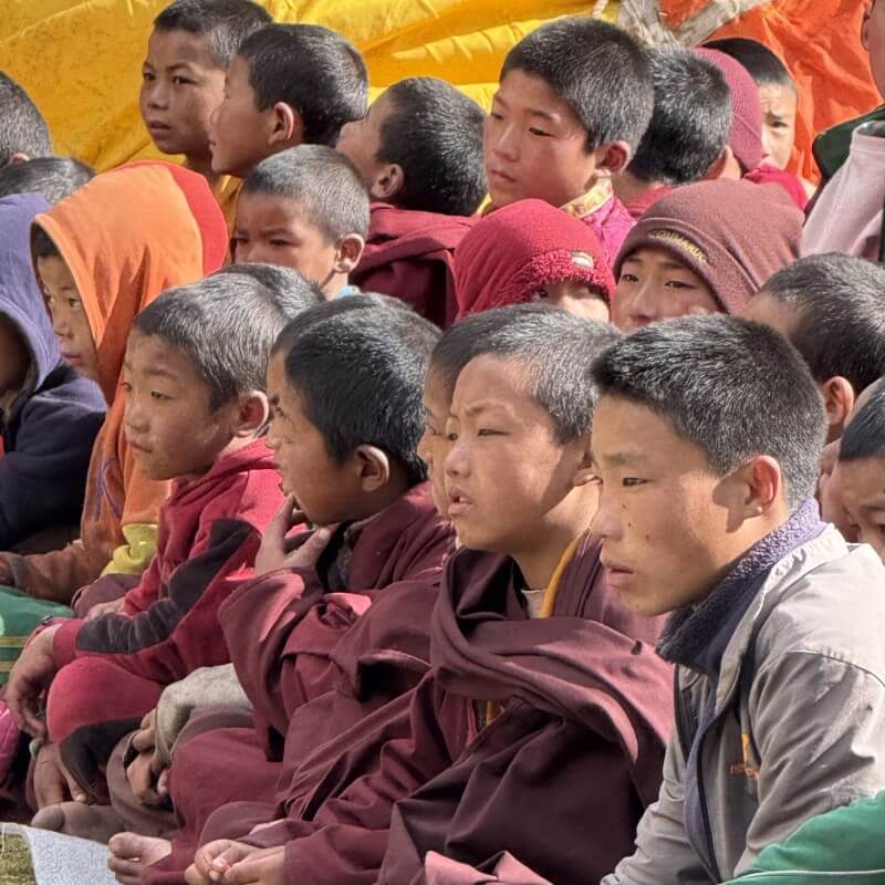 Junge Mönche als Zuschauer einer Zeremonie in der Serang Gompa