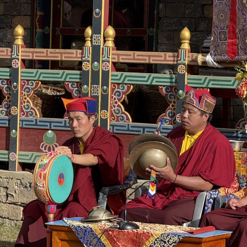 Mönche spielen traditionelle Instrumente in der Serang Gompa