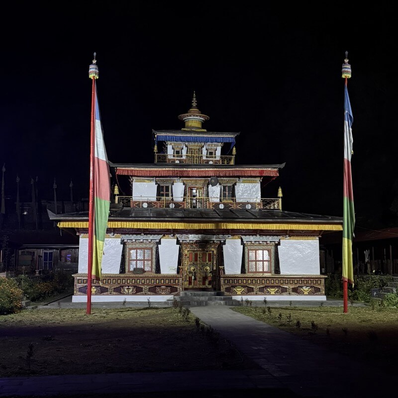 Beleuchteter Haupttempel der Serang Gompa bei Nacht