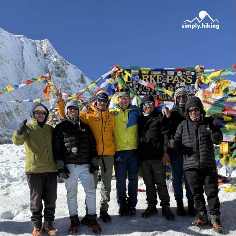 Nepal Team Lalit Tamang, Assistant Guides and Porter und Reini Meichtry von simply.hiking. Manaslu Trekking on Larky La Pass.